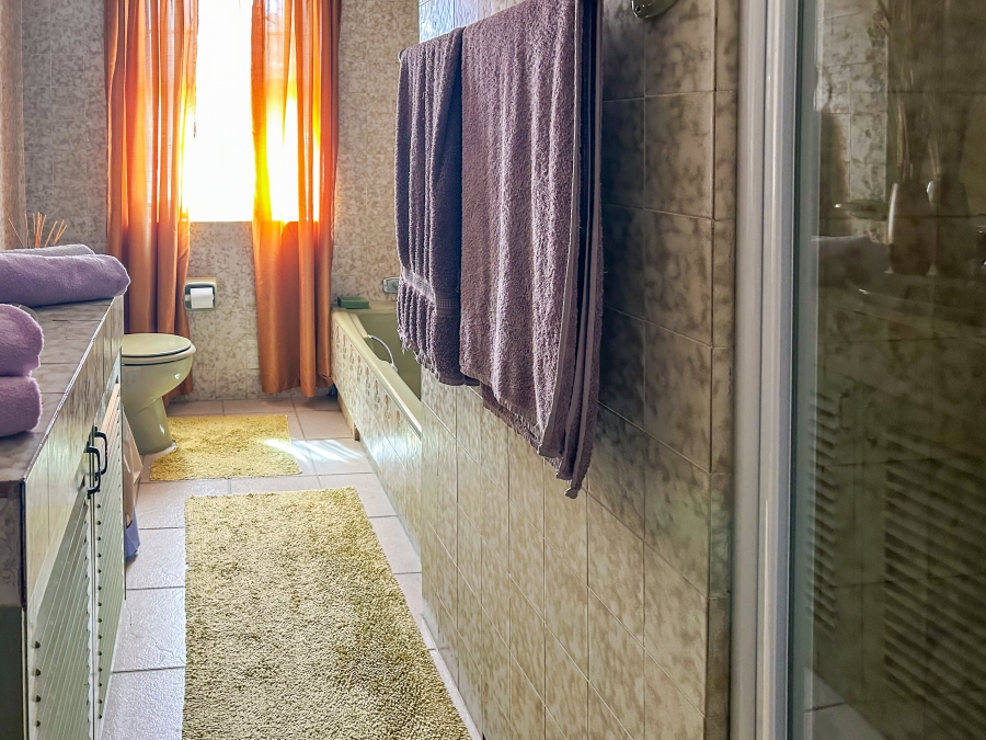 8 Bedroom Property for Sale in Greenfields Western Cape